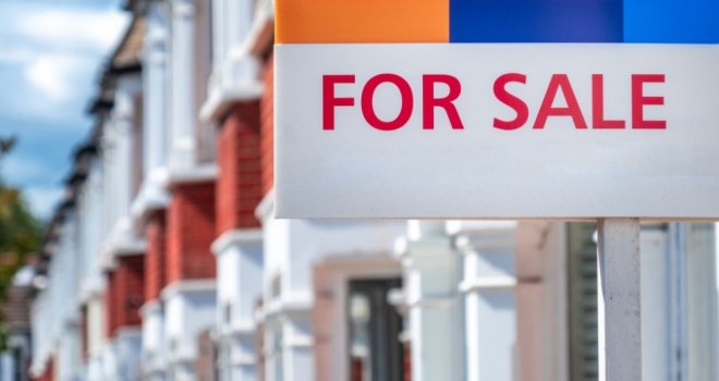 UK homeowners unaware of current property values and overestimate by 22% sale 123