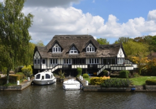 Waterside home 823